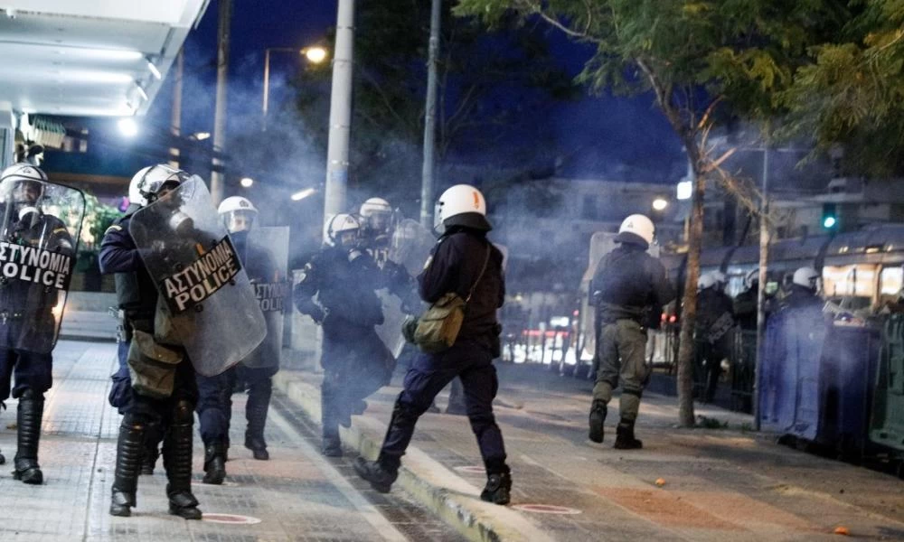 Νέα Σμύρνη: Στο «μικροσκόπιο» της Ασφάλειας δεκαπέντε άτομα για τον τραυματισμό του αστυνομικού